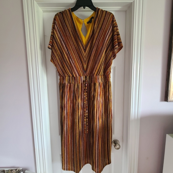 Maggy London V- neck midi dress - Picture 5 of 5